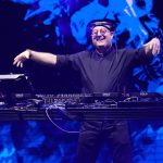 Padre Guilherme, el cura DJ, hace bailar a miles en Buenos Aires durante homenaje al papa Francisco