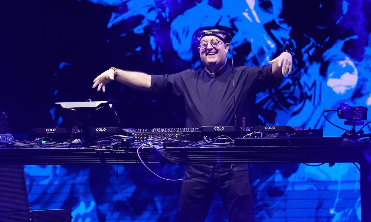 Padre Guilherme, el cura DJ, hace bailar a miles en Buenos Aires durante homenaje al papa Francisco