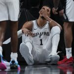 Victor Wembanyama sale para ser evaluado por conmoción tras caer de cara a la cancha