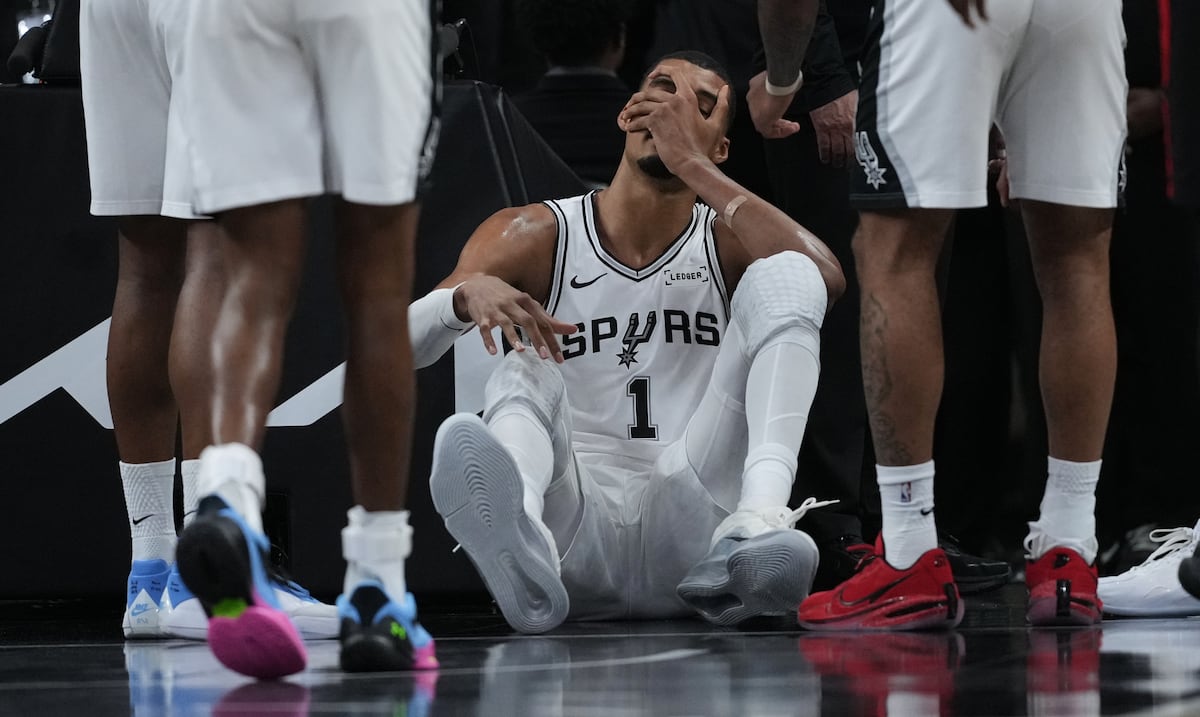 Victor Wembanyama sale para ser evaluado por conmoción tras caer de cara a la cancha