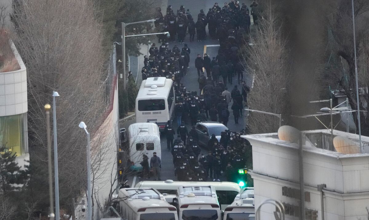 Autoridades surcoreanas detienen al destituido presidente Yoon Suk Yeol