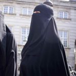 De las redes a la celda: 11 meses de prisión para “influencer” que usó un velo islámico