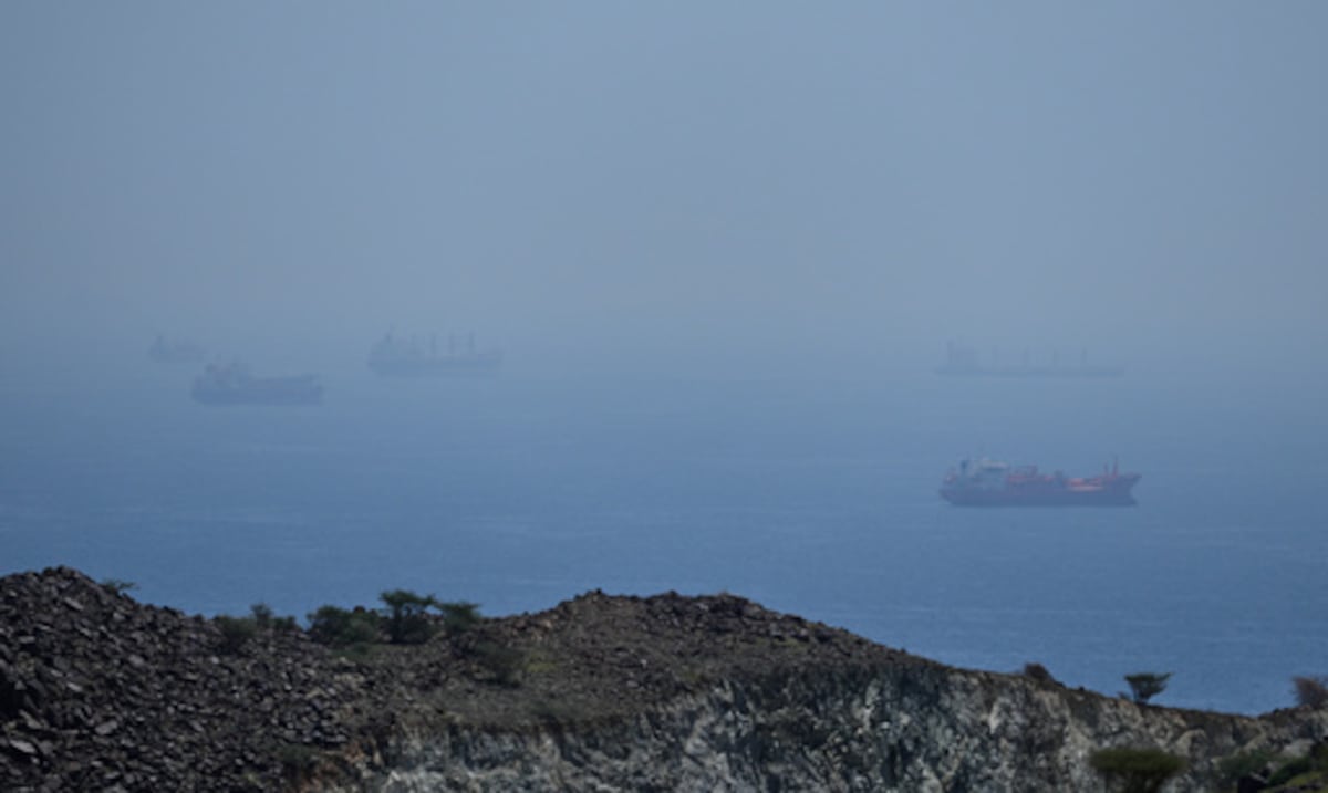 Irán abre fuego contra 3 buques en el estrecho de Ormuz