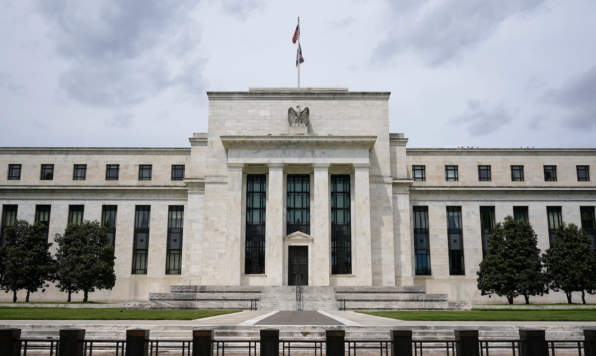 Inflación en Estados Unidos aumentó ligeramente el último mes, pero la presión de los precios sigue baja