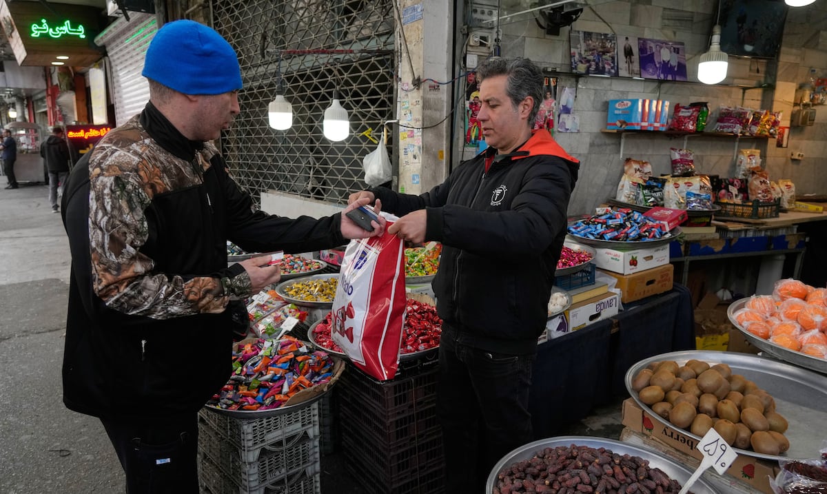 La economía de Irán está golpeada por la guerra. Sus líderes creen que Estados Unidos cederá primero