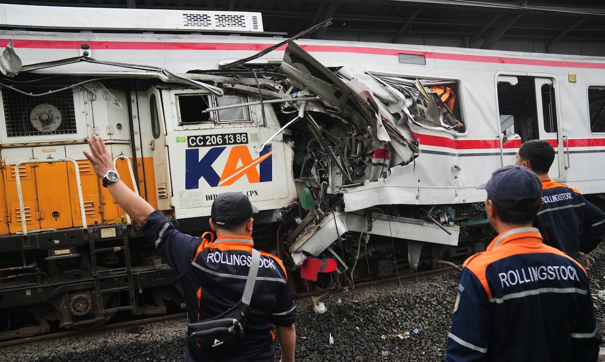 Al menos cuatro muertos tras colisión de trenes cerca de la capital de Indonesia