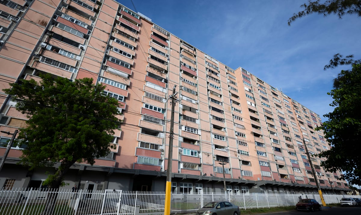Extremo deterioro de condominio en Santurce evidencia riesgos de seguridad en edificios de Puerto Rico