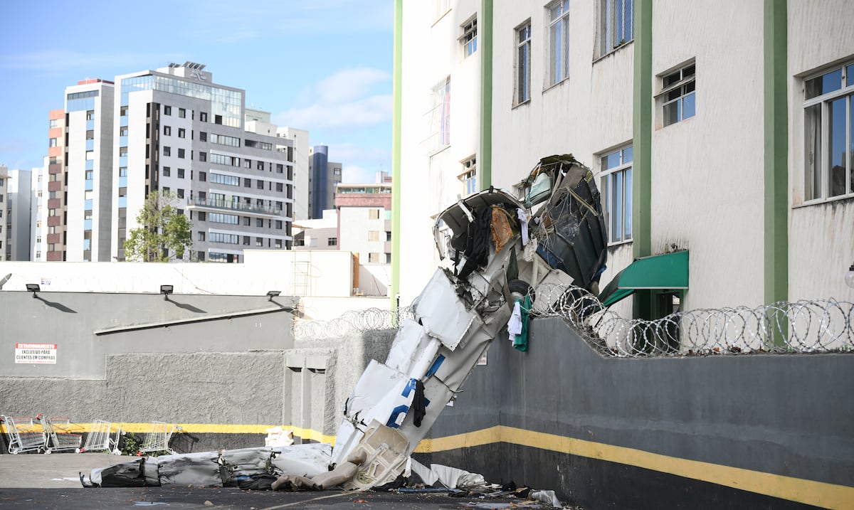 Dos muertos y tres heridos al estrellarse una avioneta contra un edificio en Brasil