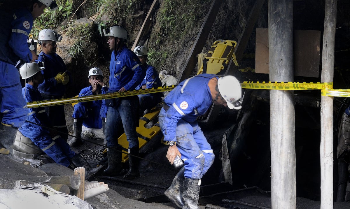 Explosión deja a 12 mineros atrapados en una mina de carbón en Colombia