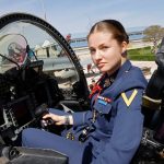La princesa Leonor, heredera al trono de España, vuela en un avión de combate F-5F