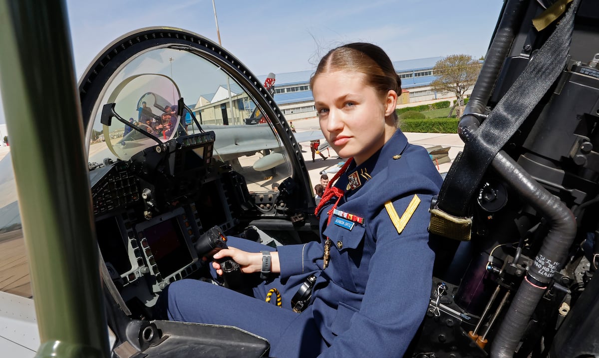 La princesa Leonor, heredera al trono de España, vuela en un avión de combate F-5F