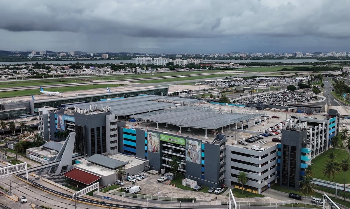 Avanza la instalación de sobre 4,000 placas solares en el estacionamiento del aeropuerto Luis Muñoz Marín