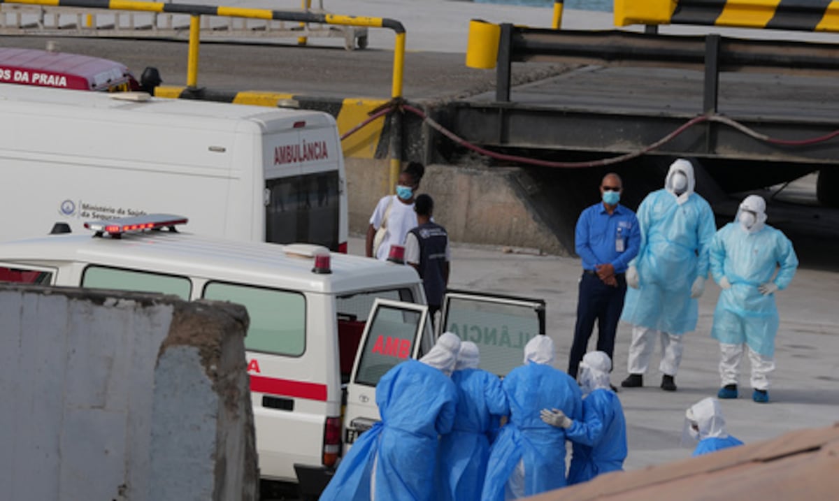 Decenas de pasajeros abandonaron el crucero afectado por el hantavirus tras la primera víctima mortal
