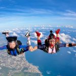 Un salto de amor: madre e hija comparten la adrenalina del paracaidismo en su historia de vida