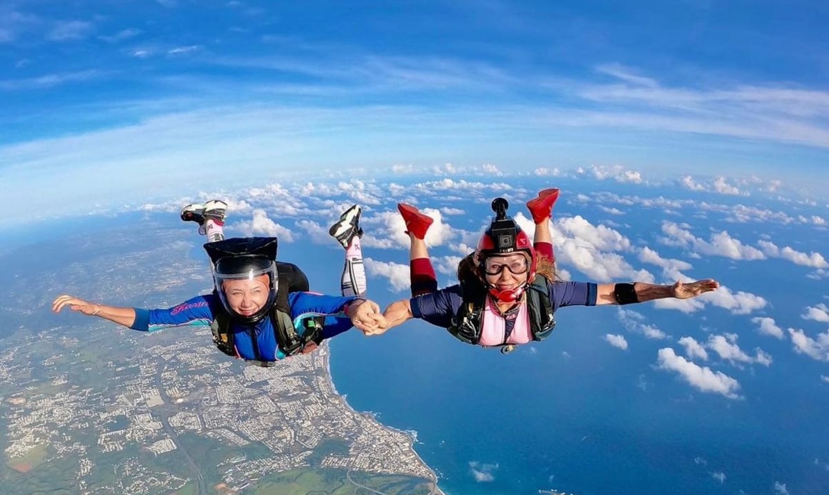 Un salto de amor: madre e hija comparten la adrenalina del paracaidismo en su historia de vida
