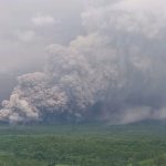Volcán en Indonesia: hallan el cuerpo de una mujer que quedó atrapada tras la erupción