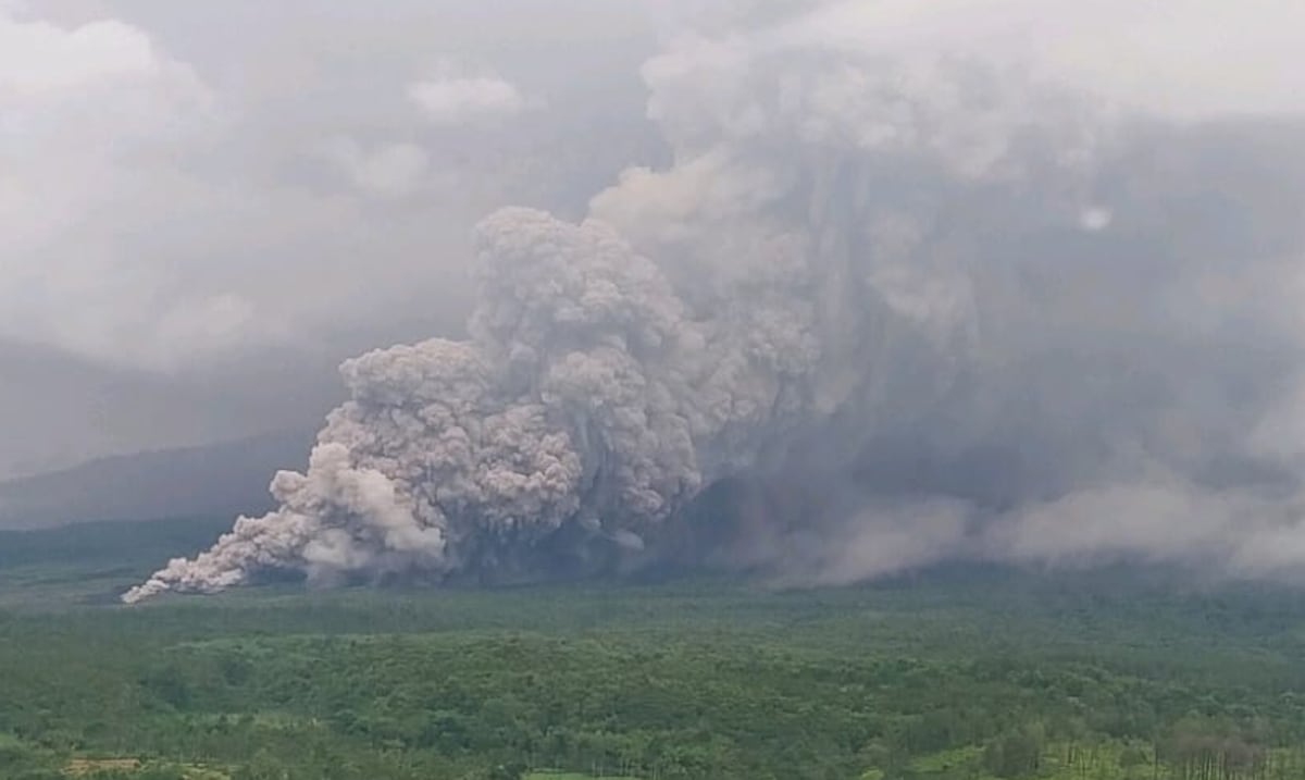 Volcán en Indonesia: hallan el cuerpo de una mujer que quedó atrapada tras la erupción