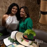 De artistas a “fashionistas”: Madre e hija transforman su arte en una colorida empresa