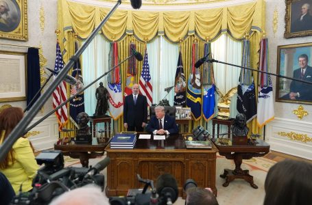 Donald Trump firma orden para la creación de una lista nacional de votantes y restricciones al voto por correo
