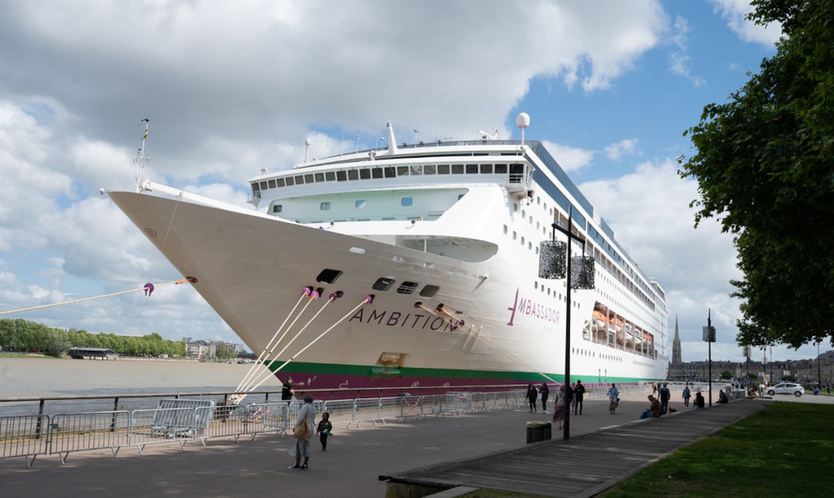 El crucero que estuvo confinado con un brote de gastroenteritis sale de un puerto en Francia
