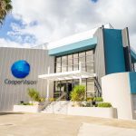 La expansión de CooperVision continúa, pero ajusta sus planes