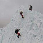Un récord de 274 alpinistas escalan el Everest en un solo día