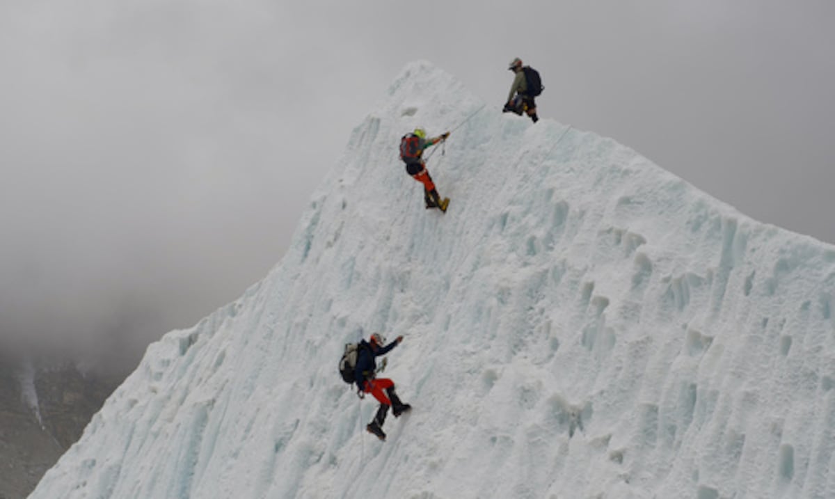 Un récord de 274 alpinistas escalan el Everest en un solo día