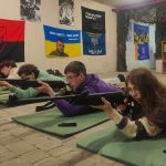 Escuelas secundarias en Ucrania comienzan a incluir en su currículo la preparación militar práctica