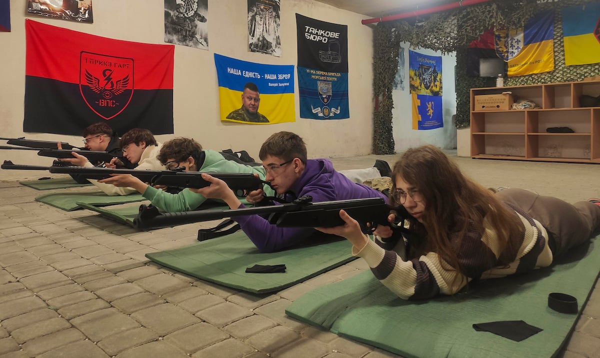 Escuelas secundarias en Ucrania comienzan a incluir en su currículo la preparación militar práctica