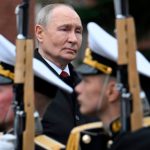 Sin avances en la guerra en Ucrania y con luchas internas en el gobierno: ¿se debilita la figura de Vladimir Putin?