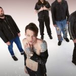 Cantante de popular banda de heavy metal se separa de su esposa y declara: “Soy un hombre orgullosamente gay”