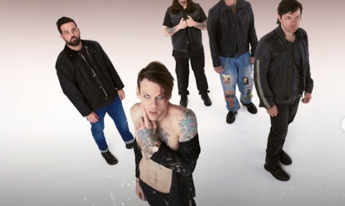 Cantante de popular banda de heavy metal se separa de su esposa y declara: “Soy un hombre orgullosamente gay”