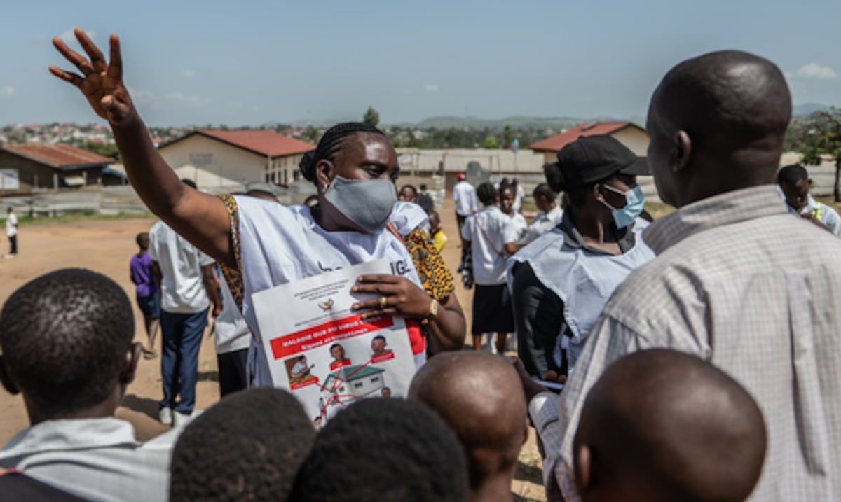 Bajo amenaza: la desconfianza de residentes complica la lucha contra el brote de ébola en Congo