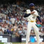 El dirigente de los Brewers señala como “inaceptables” los gestos que hizo su relevista Abner Uribe