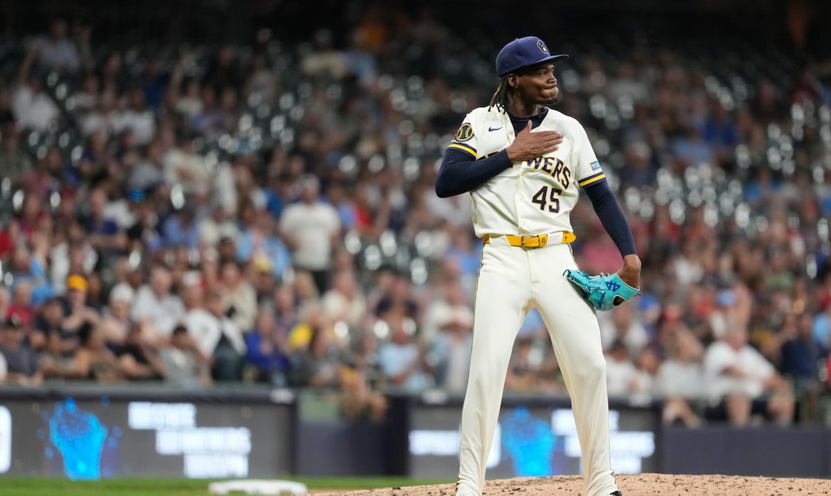 El dirigente de los Brewers señala como “inaceptables” los gestos que hizo su relevista Abner Uribe