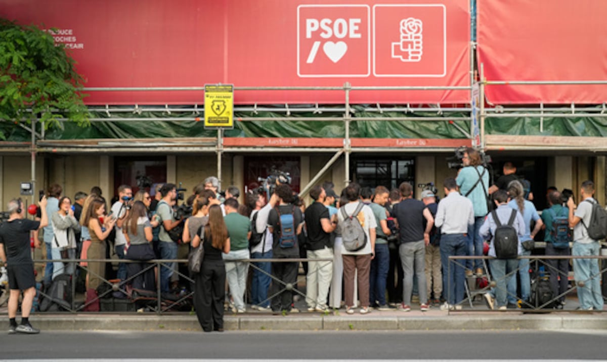 La policía de España registra la sede del Partido Socialista del presidente Pedro Sánchez
