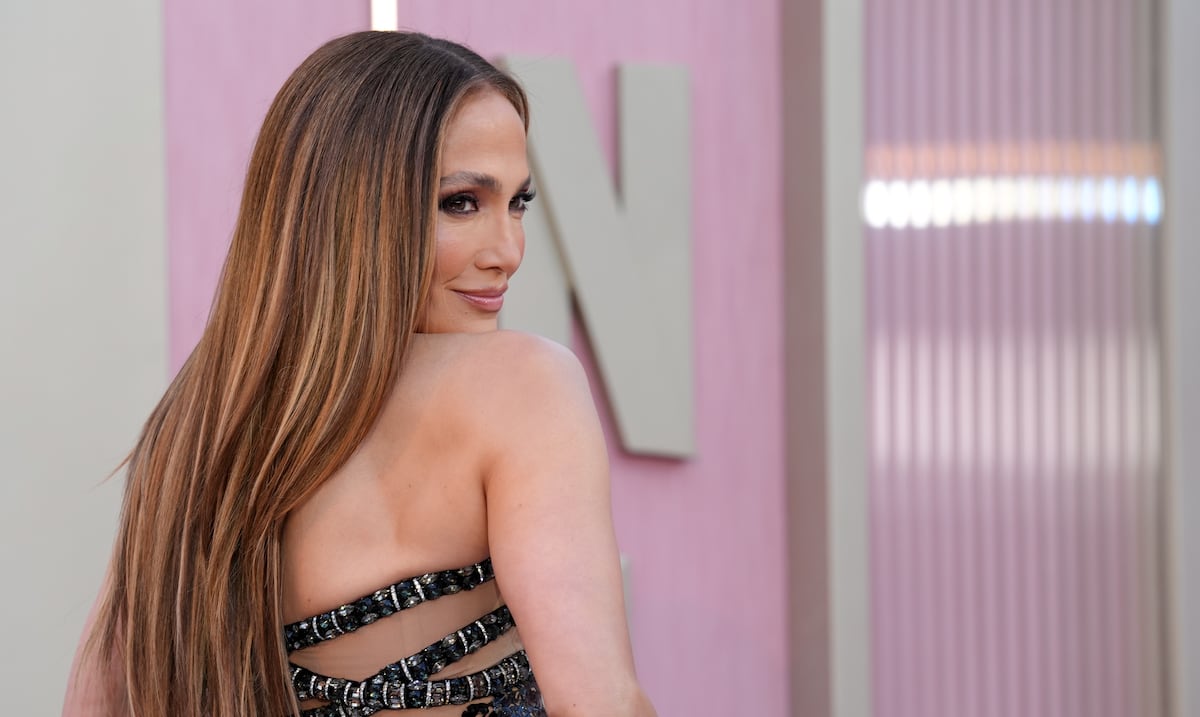 JLo nuevamente apuesta por lo vintage: mira el vestido con el que deslumbró en la premier de “Office Romance”