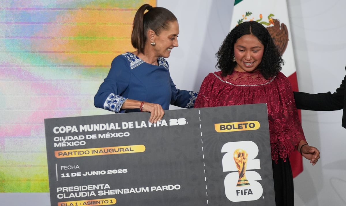 Presidenta de México cede su boleto del partido inaugural del Mundial a joven jugadora indígena