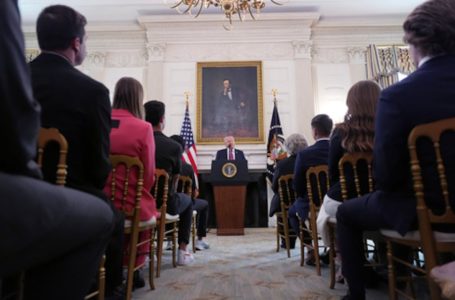 Trump renueva su petición de que el Congreso apruebe ley para controlar el deporte universitario