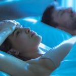 ¿Dormir juntos o separados? Experto asegura que la pareja puede afectar el descanso