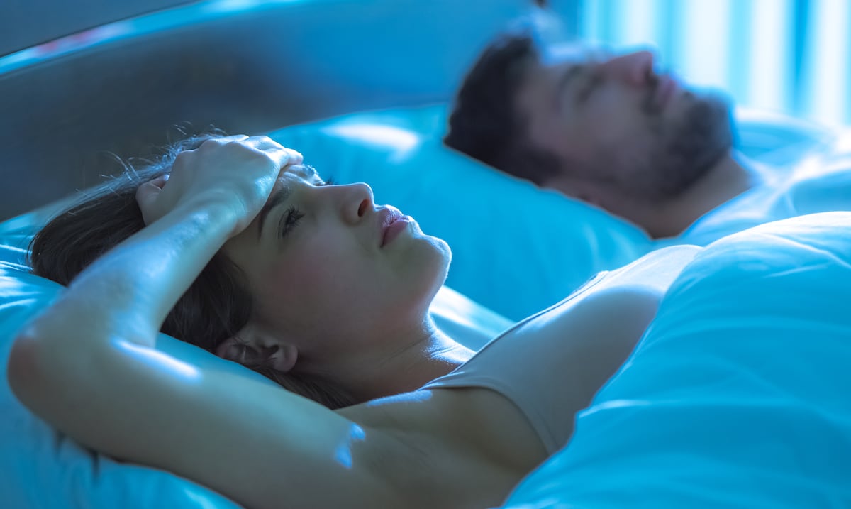¿Dormir juntos o separados? Experto asegura que la pareja puede afectar el descanso