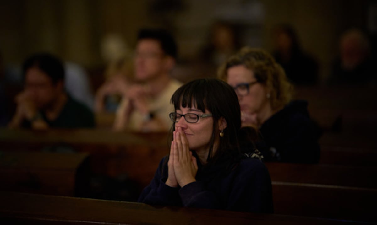 Regresan a la Iglesia: jóvenes españoles abrazan el catolicismo y esperan con ansias la visita del papa León XIV