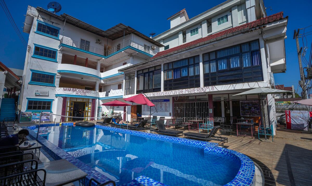 Laos prohíbe la venta de marca de alcohol local tras la muerte de seis turistas intoxicados