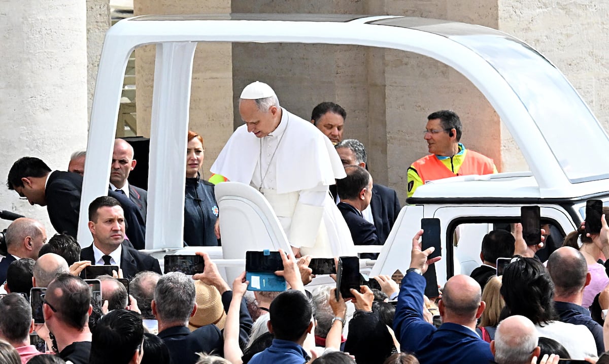 El papa León XIV reza en el lugar donde hace 45 años le dispararon a Juan Pablo II