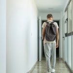 ¿Caminas mirando al piso? Experta en comunicación revela lo que refleja sobre tu personalidad