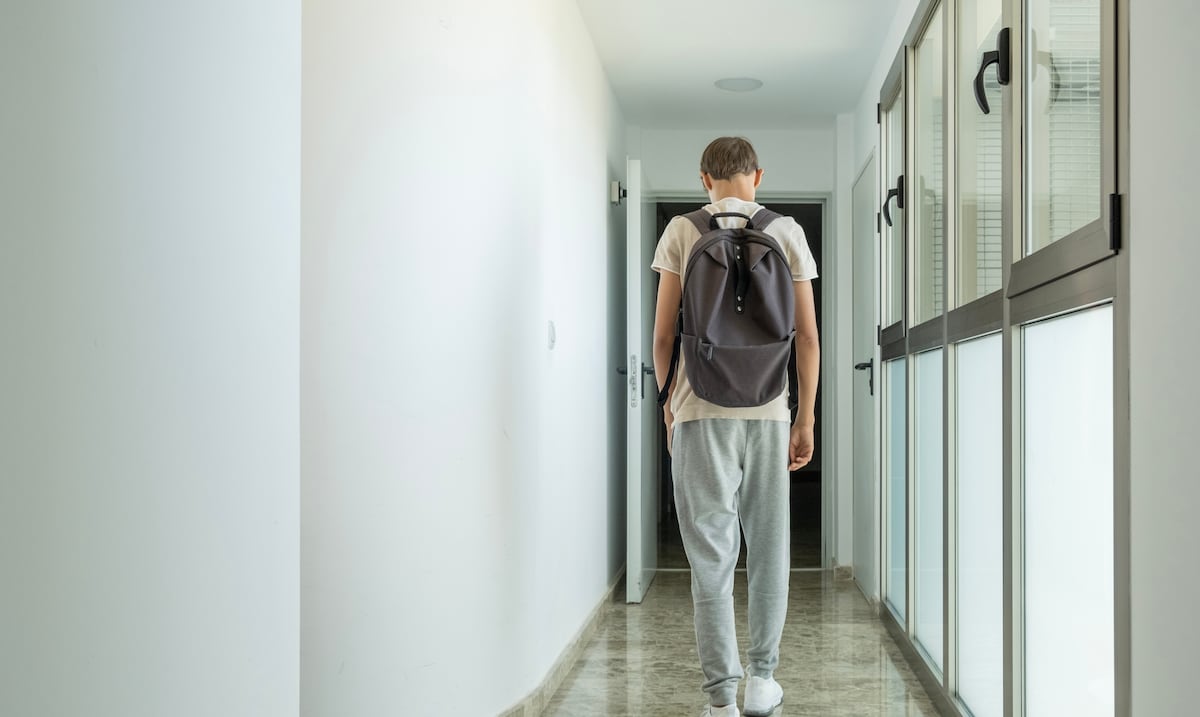 ¿Caminas mirando al piso? Experta en comunicación revela lo que refleja sobre tu personalidad