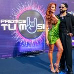 Una alfombra azul llena de amor en Premios Tu Música Urbano Mix 2026