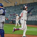 Víctor Caratini jonronea en causa perdida en el revés de los Twins contra los Royals