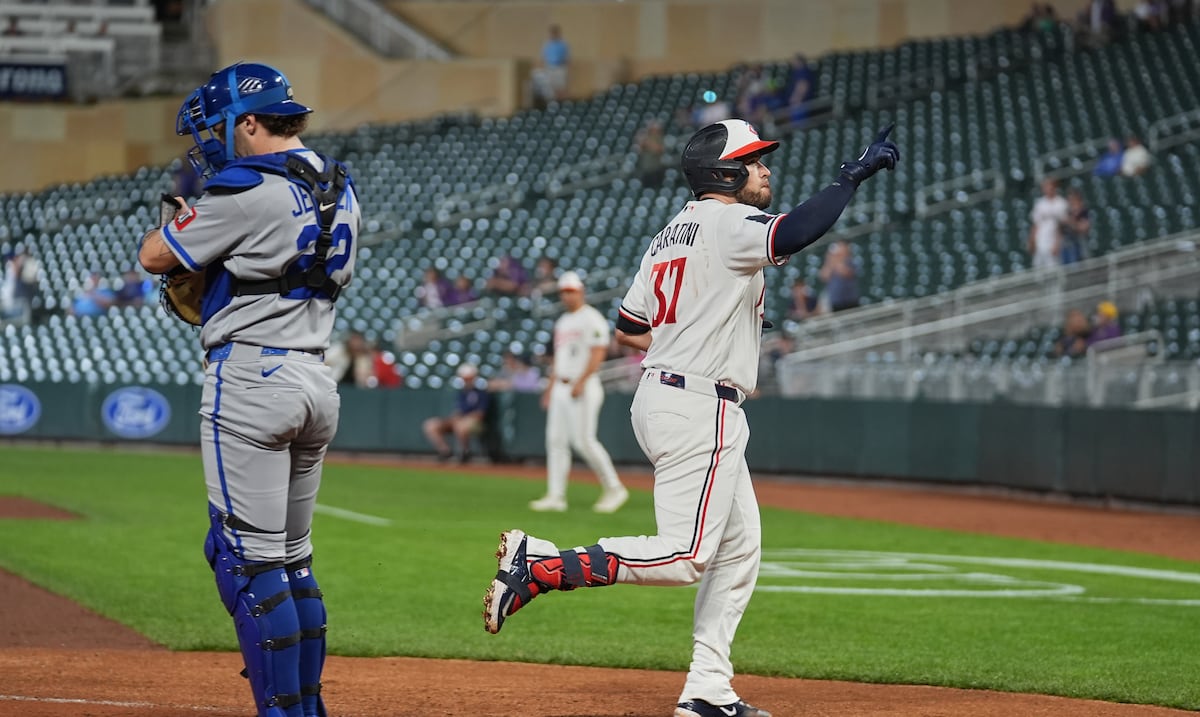 Víctor Caratini jonronea en causa perdida en el revés de los Twins contra los Royals