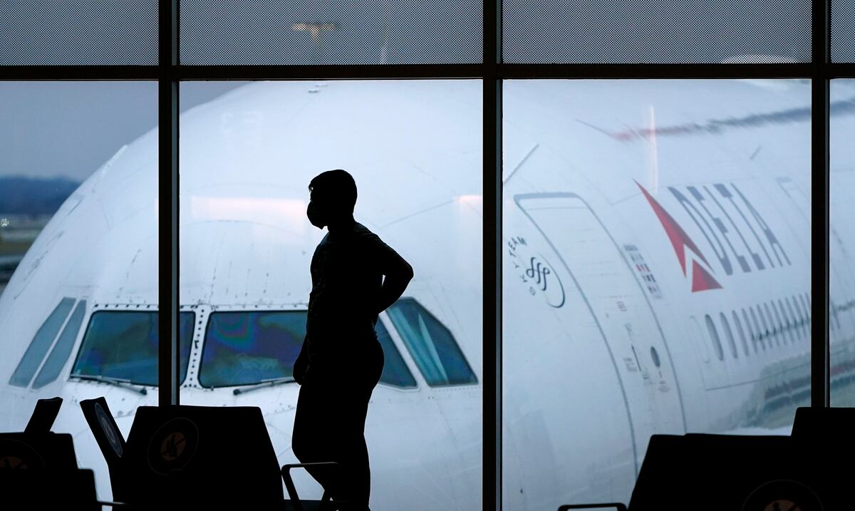 ¿Cómo las aerolíneas manejan y comparten información personal?